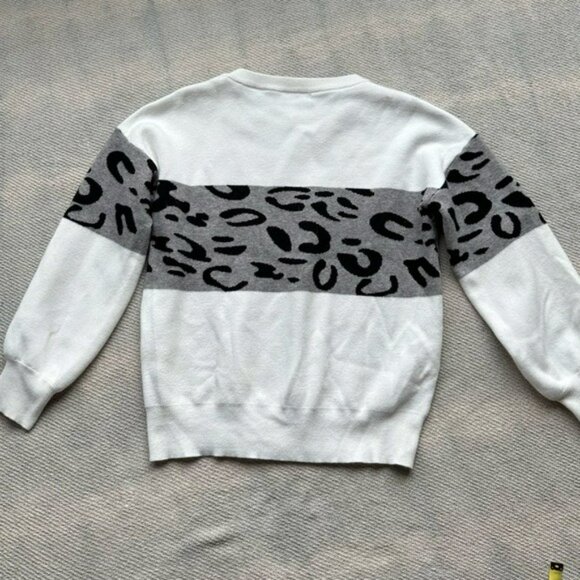 Pretty Garden White Gray Colorblock Sweater Size Medium - Picture 6 of 7